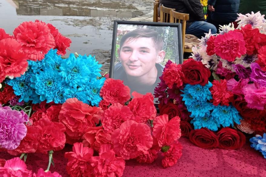 В Курганской области простились с погибшим на Украине Андреем Семёновым