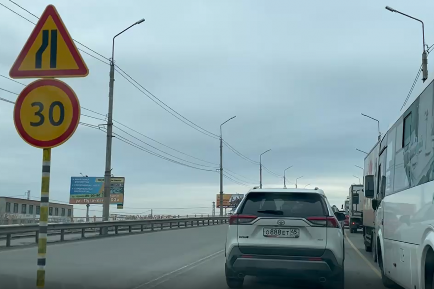 В Кургане на Некрасовском мосту вместо обещанного ремонта - пробки