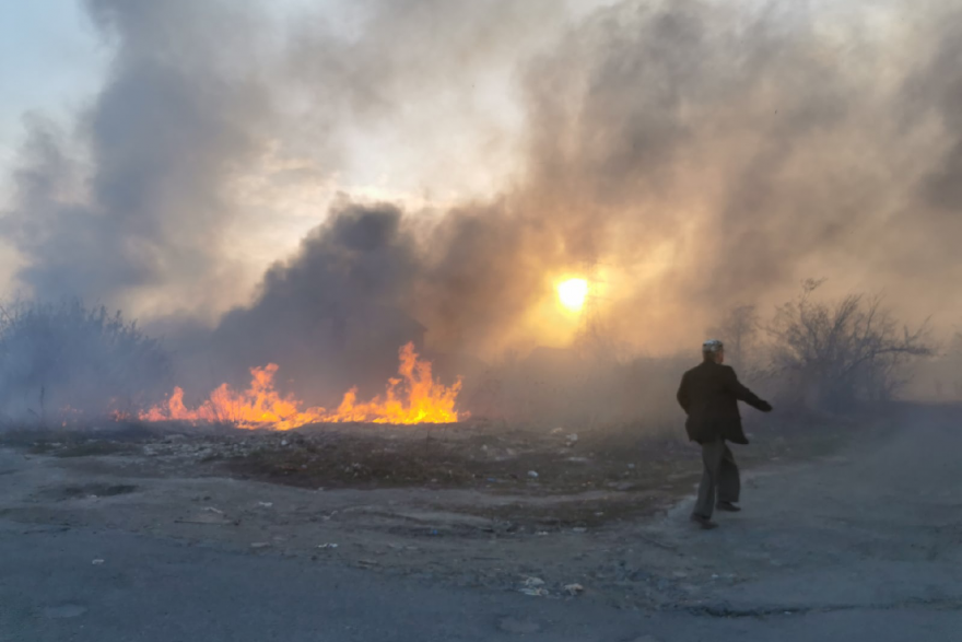 Курганцы тушат пожар в Кулацком микрорайоне