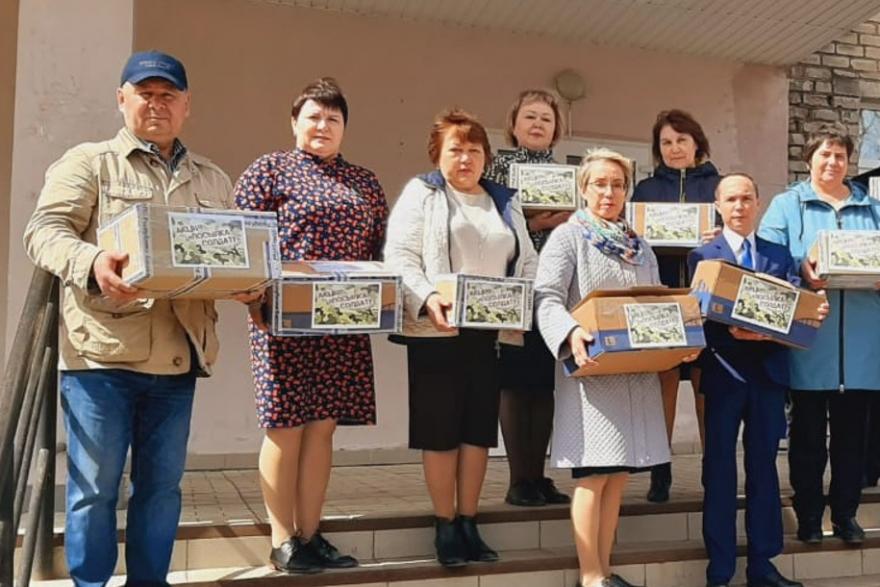 В Мишкинском районе чиновники отправили солдатам бритвы, носки и конфеты