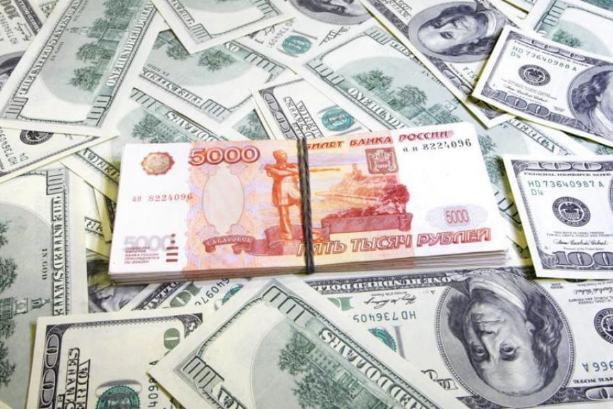 Курс доллара впервые за два года опустился ниже 69 рублей