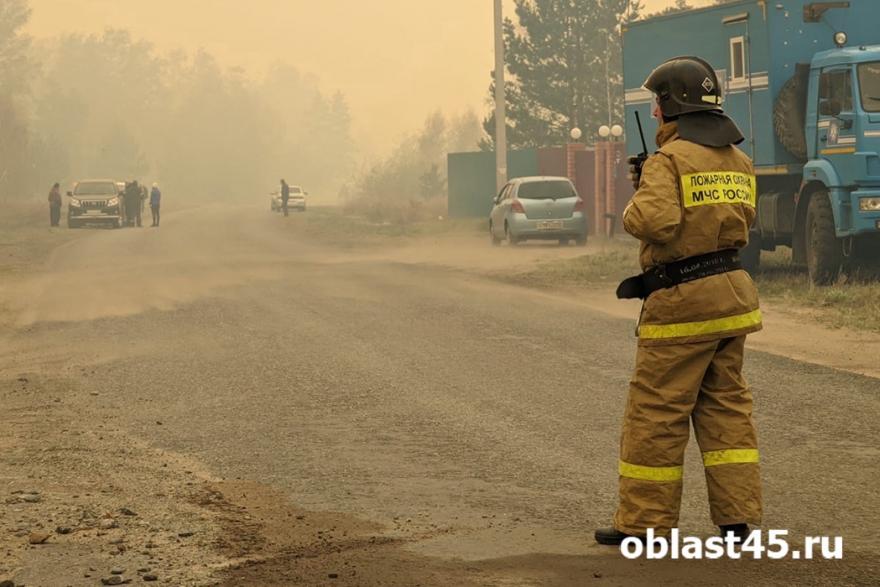 В деревне Белый Яр в Курганской области пожар угрожает жилым домам