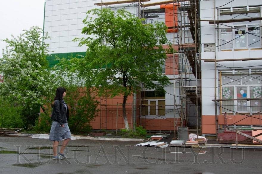 Мэр Елена Ситникова проверила, как идёт ремонт в курганских школах