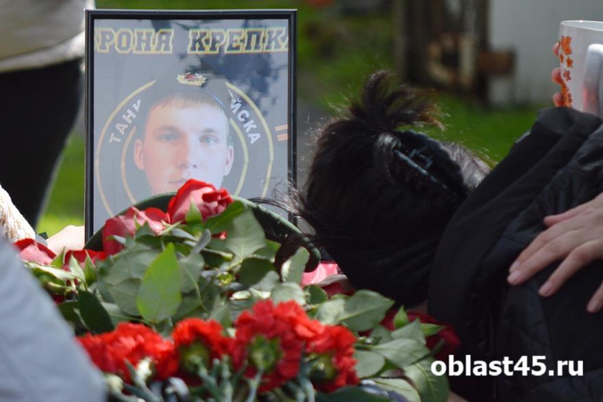«Это был наш Олег». В Зауралье простились с командиром танка, погибшим на Украине