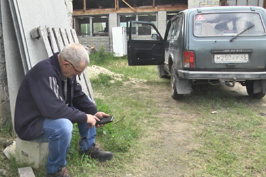 Из машины в комнату: в Курганской области погорелец сменил место жительства