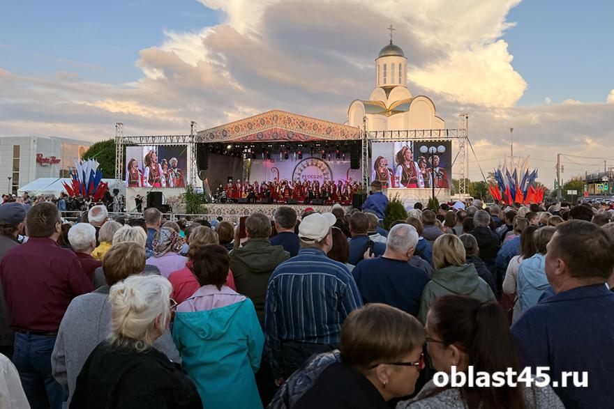 Пели песни и водили хоровод: в Кургане отметили День России