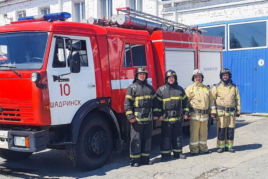 «Сидели на полу у окна»: в Шадринске пожарные спасли из огня мать с двумя детьми