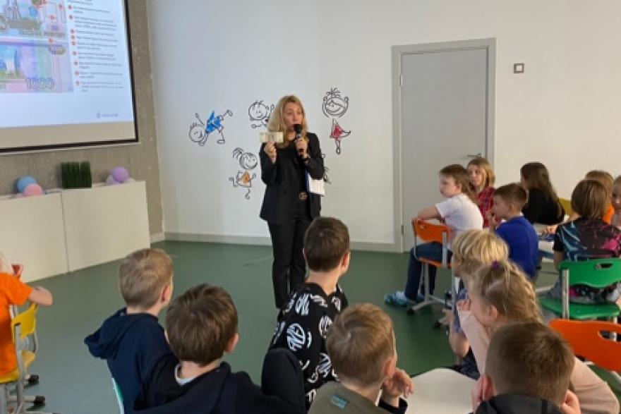 Банк Уралсиб провел день финансовой грамотности в екатеринбургской гимназии «Корифей»