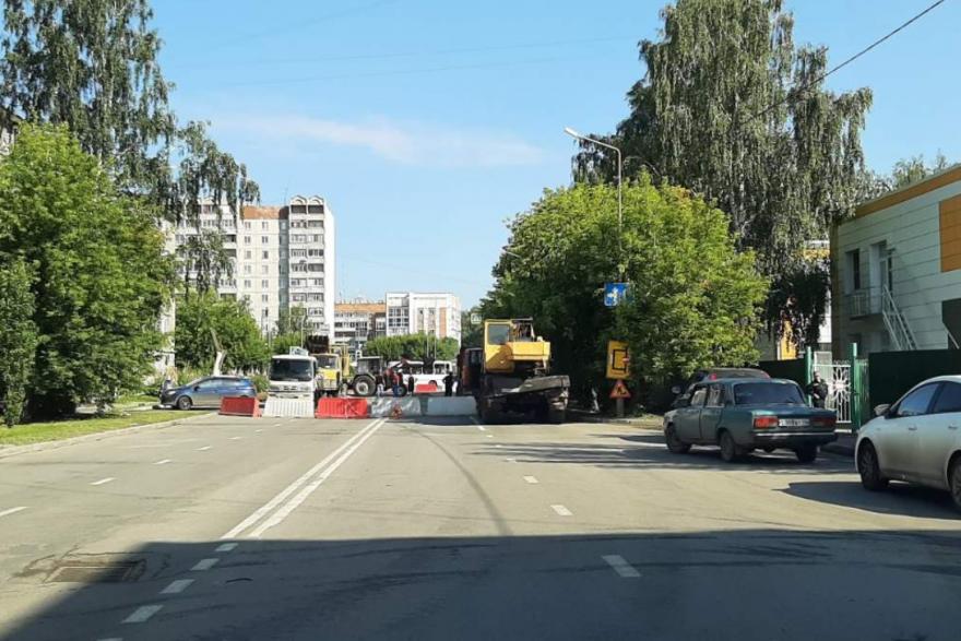 Курганские коммунальщики на две недели закрыли улицу Криволапова