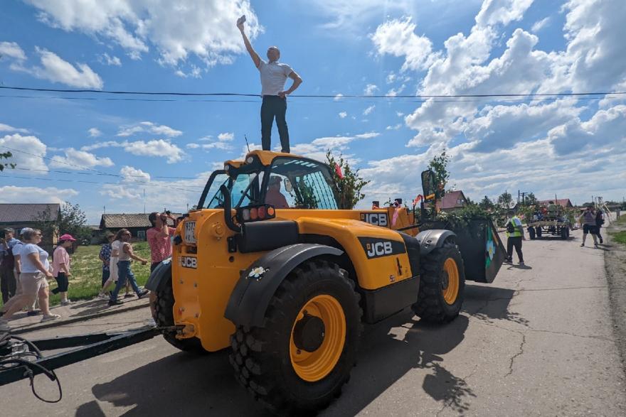 Депутат Госдумы Ильтяков открыл праздник Ивана Купалы верхом на тракторе