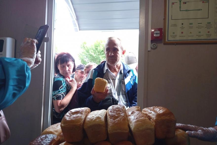 Курганцам бесплатно раздают хлеб