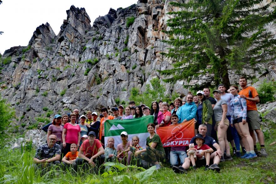 Путешественники подняли флаг Кургана над горами Урала