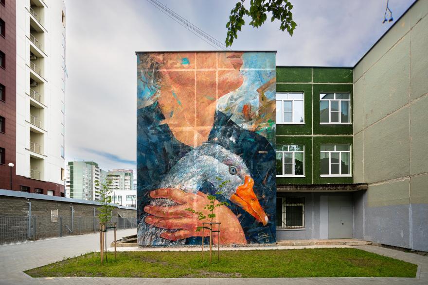 Курганский художник разрисовал стену лицея в Екатеринбурге 