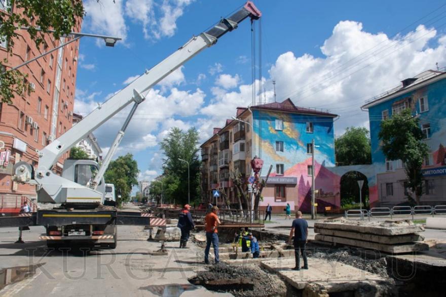 В Кургане продолжают ремонт теплосетей по улице Максима Горького