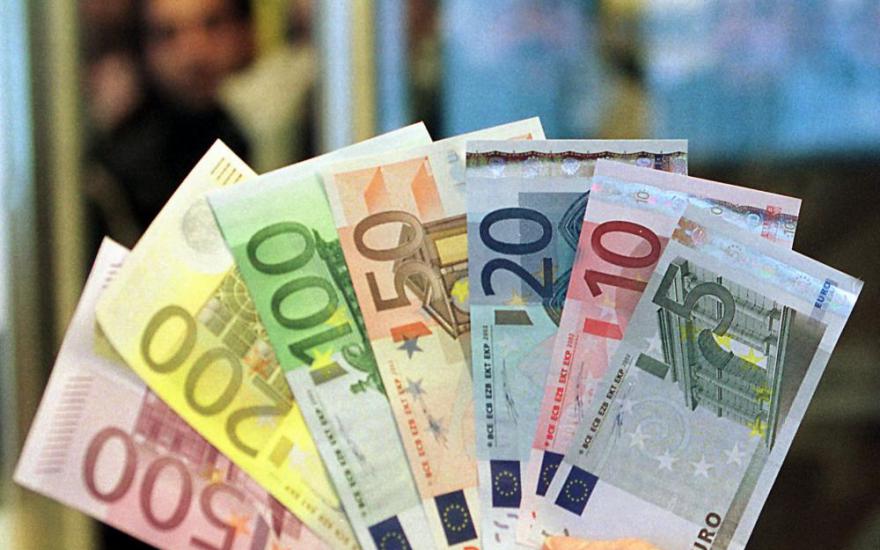 Официальный курс евро упал почти на 43 коп., а доллара – 29,85 коп.