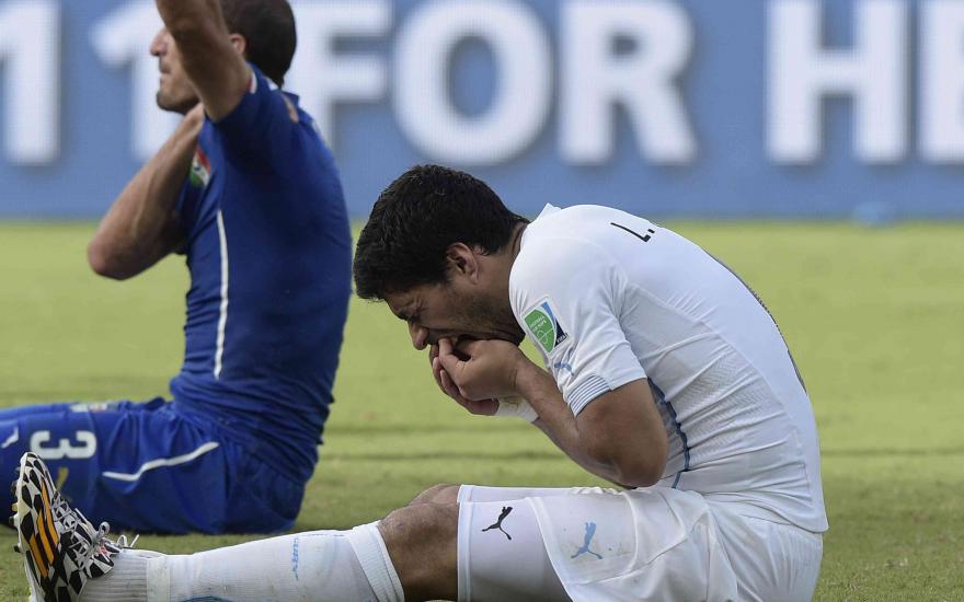 На чемпионате мира по футболу уругвайский футболист укусил итальянца.