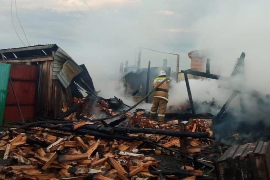В Шадринском муниципальном округе из огня эвакуировали 10 человек