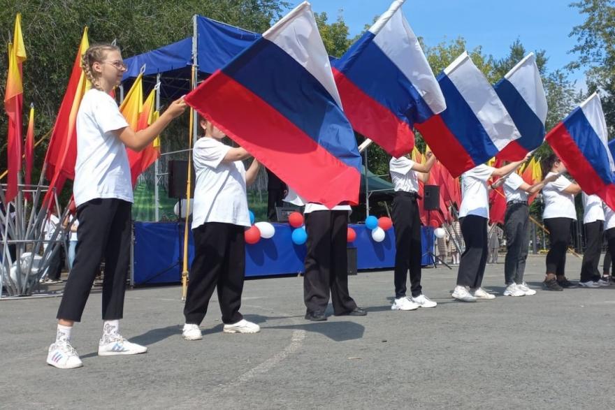 Курганцы спели патриотические песни и развернули 25-метровый российский триколор