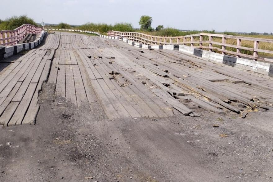 Жители курганской деревни пожаловались Шумкову на «дырявый» мост