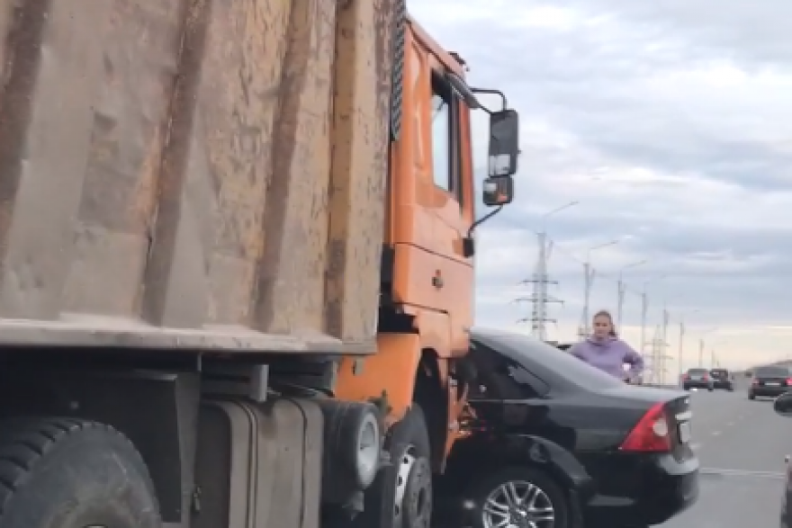 На мосту в Кургане китайский грузовик столкнулся с иномаркой