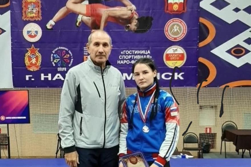 Спортсменка привезла в Курган серебро по вольной борьбе