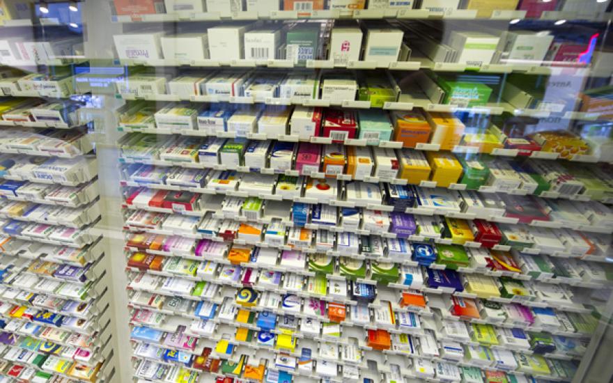 На полках магазинов появятся лекарства