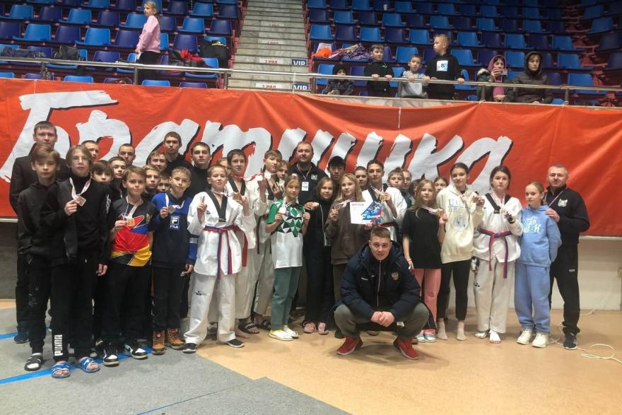 Курганские тхэквондисты привезли 12 медалей из Магнитогорска