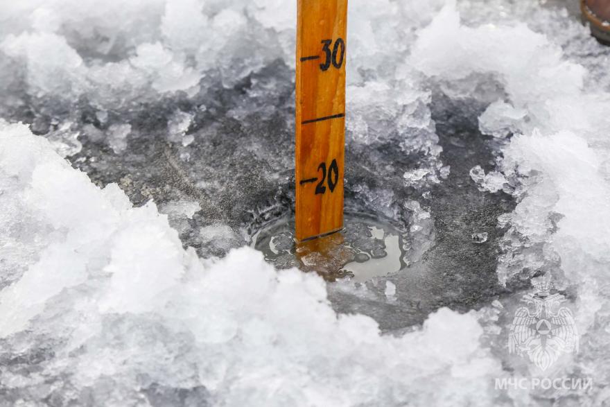 Сотрудники МЧС замеряют толщину льда на водоемах Курганской области