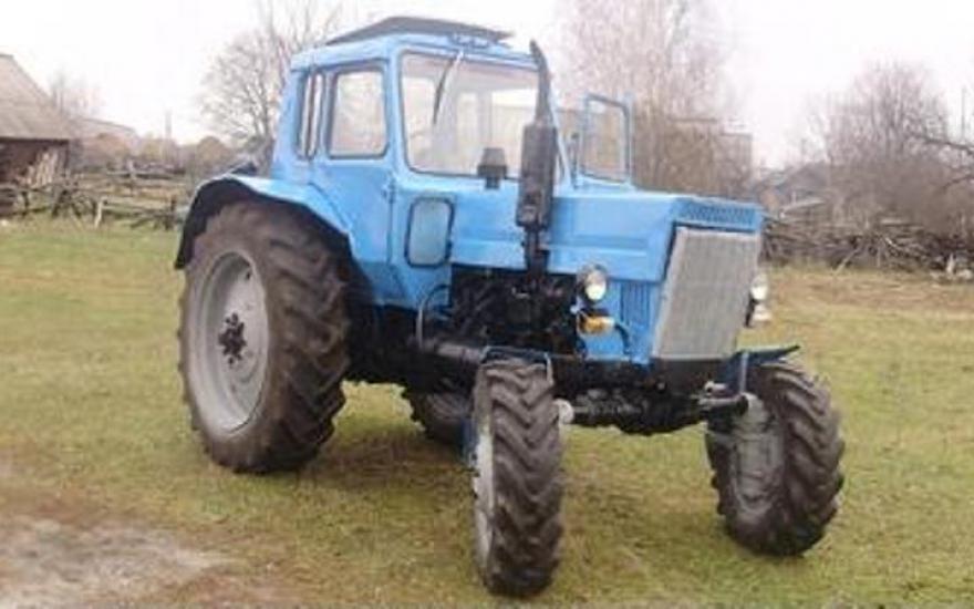 В Макушинском районе трактор сбил дорожного рабочего