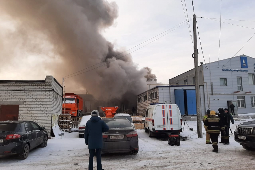 В Кургане горят склады на улице Дзержинского 