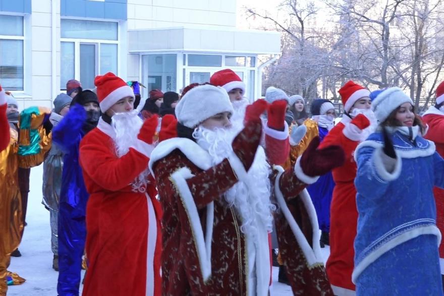 Десятки Дедов Морозов танцевали под окнами детской больницы в Кургане