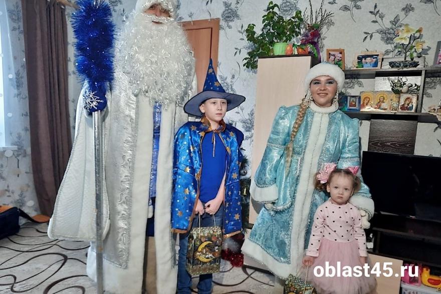 Новогодние волшебники приехали к детям зауральских мобилизованных