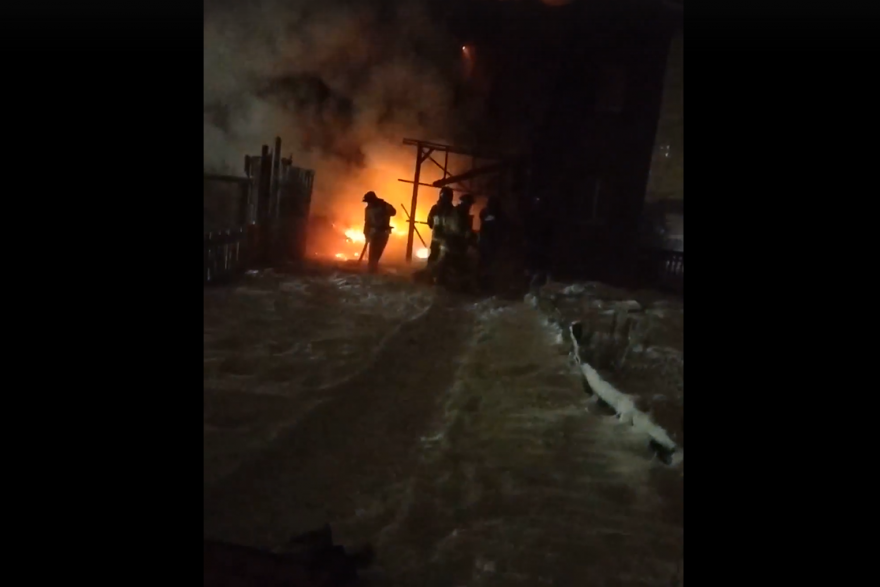 Пожар с пострадавшими: в курганском микрорайоне Рябково ночью горел дом