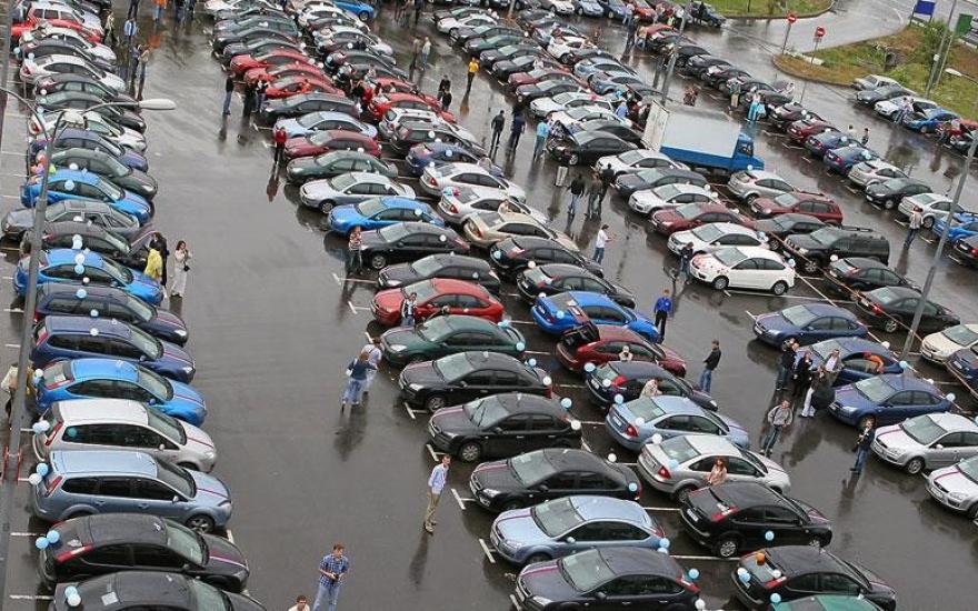 Сколько машин в таджикистане. Автомобильный рынок Таджикистан. Легковые автомобили в Таджикистане. Рынок автомобилей город Таджикистан. Таджикистан автомобильный базар.