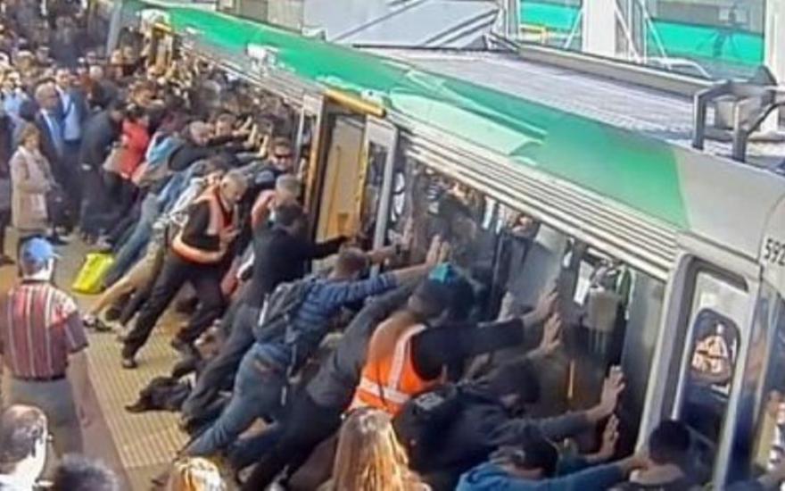 В Австралии пассажиры пригородного поезда спасли мужчину, наклонив вагон.