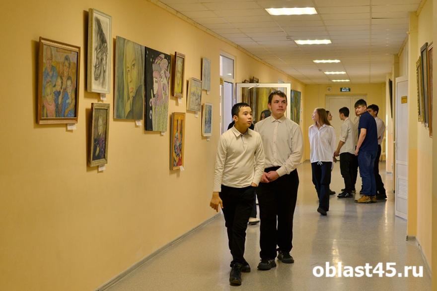 В школе Куртамыша открыли выставку картин зауральских художников