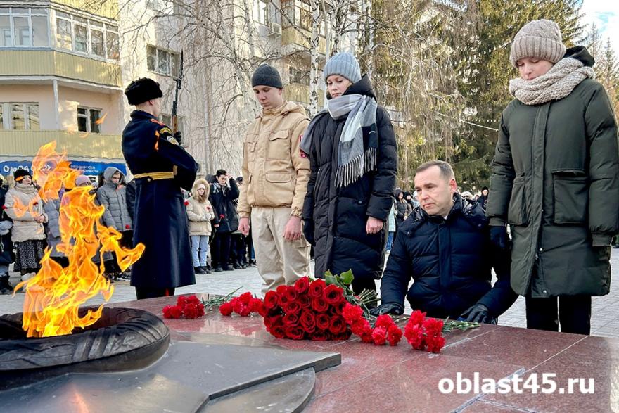 Сталинградская площадь в Кургане окрасилась в цвет пролитой крови 