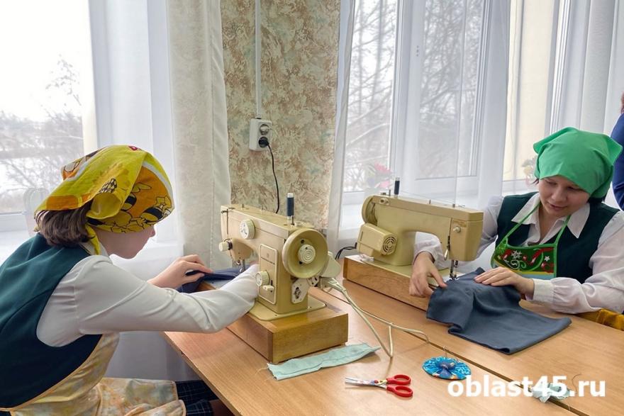 Курганские школьницы шьют для российских бойцов шарфы-снуды 