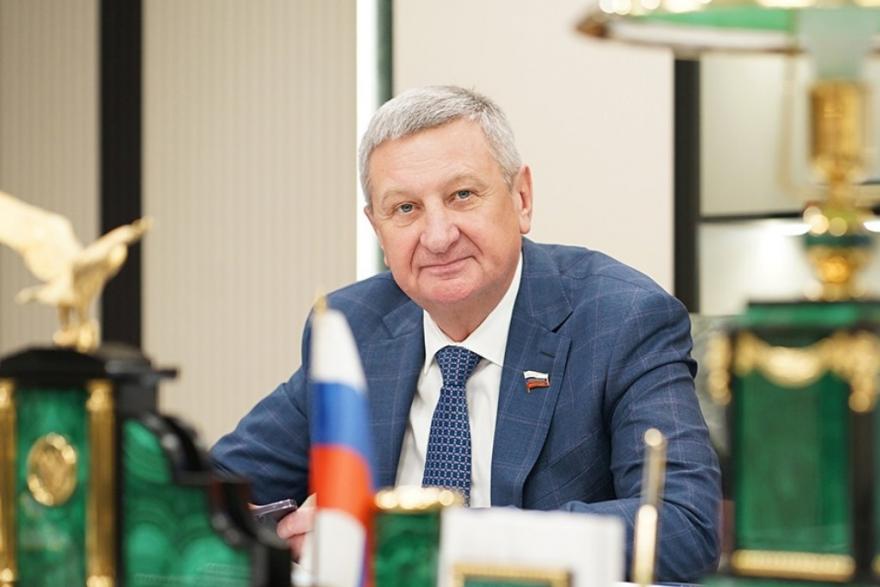 Сенатор Сергей Муратов поздравил женщин с 8 Марта