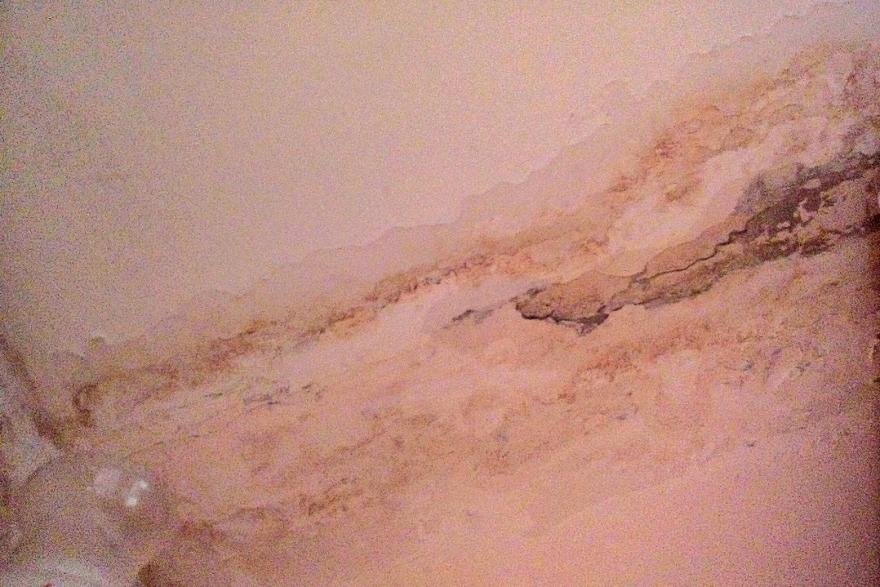 У жительницы одного из курганских домов 20 лет с потолка льётся «‎водопад»