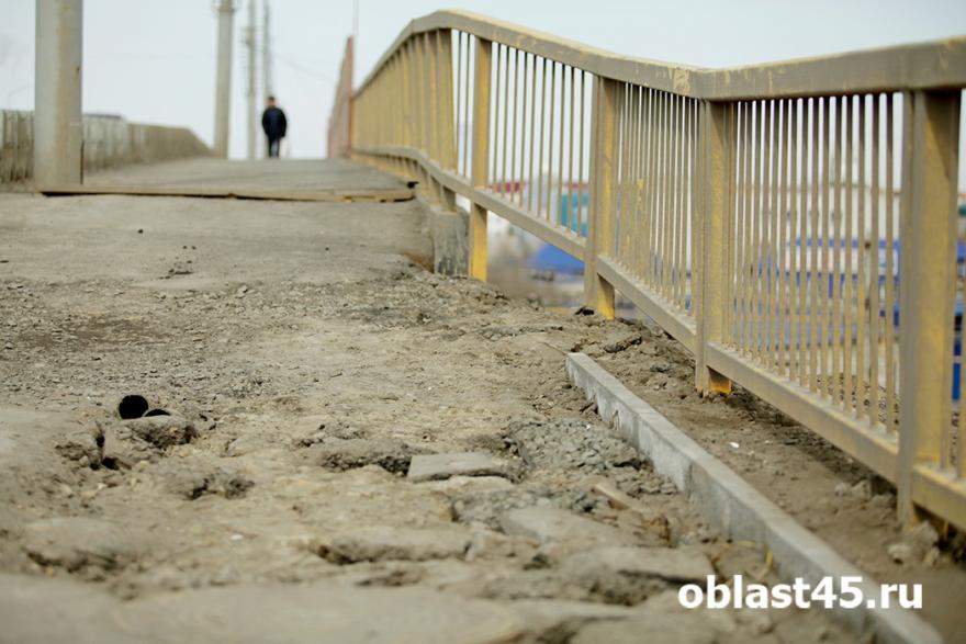 В Кургане пешеходы жалуются на ямы на Некрасовском мосту