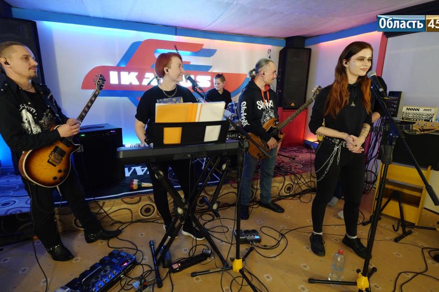 Курганская рок-группа «Unsere welt» исполнила российские хиты в эфире «Область 45»