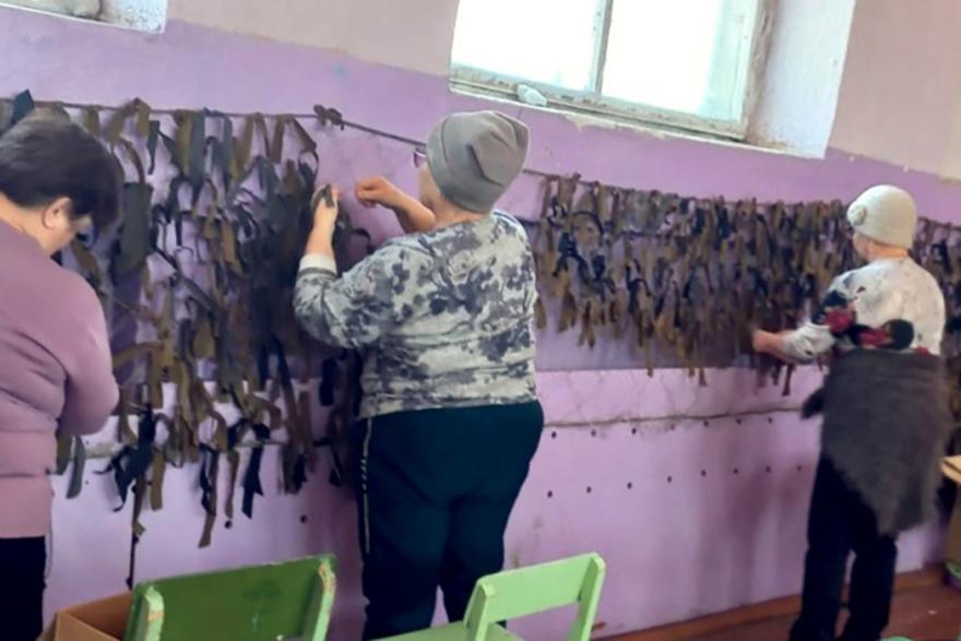 «Серебряные» волонтёры из Курганской области плетут маскировочные сети для СВО