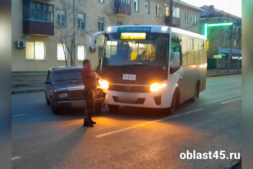 В Кургане «Жигули» подрезали автобус 