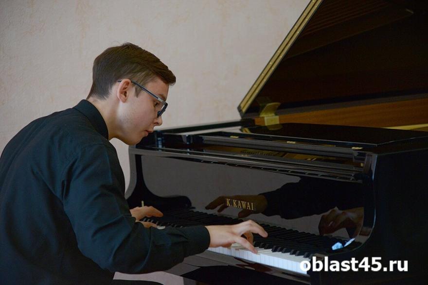 В Введенскую музыкальную школу везут рояль 