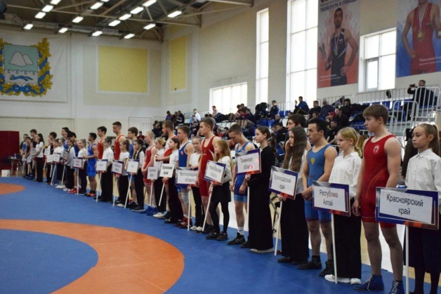 В Кургане дали старт XIV Всероссийскому турниру по греко-римской борьбе 