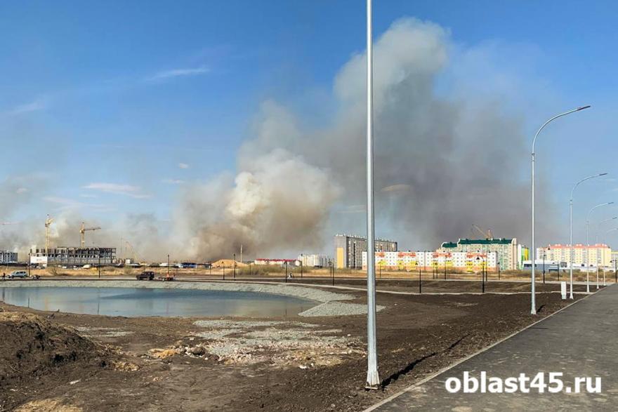 Курганские пожарные сумели отстоять от огня поселок Левашово