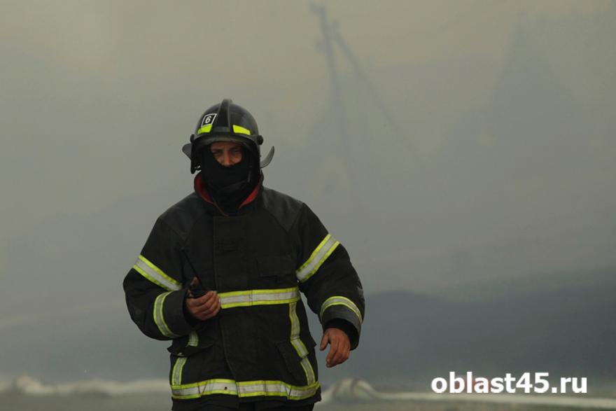 В Курганской области локализовали пожар в деревне Корнилово