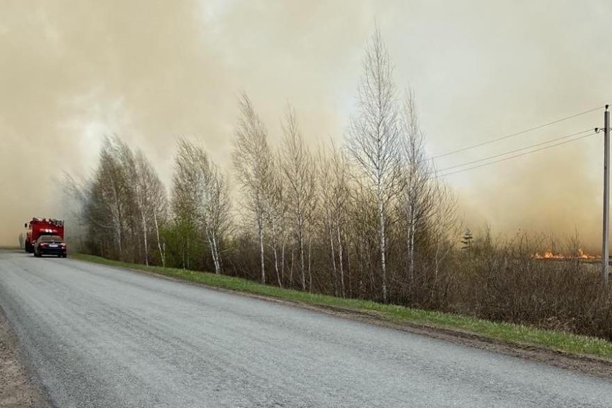 В Кетовском округе горит поле 