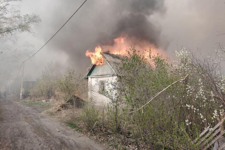 «Мой дом за стеной дыма»: курганцы пытаются справиться со стихией